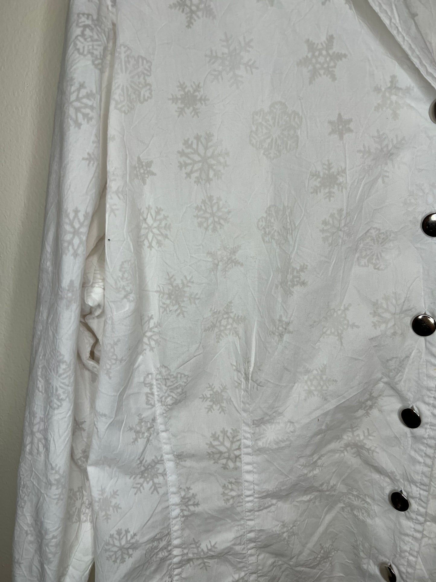 CJ& Banks White Snowflake Blouse